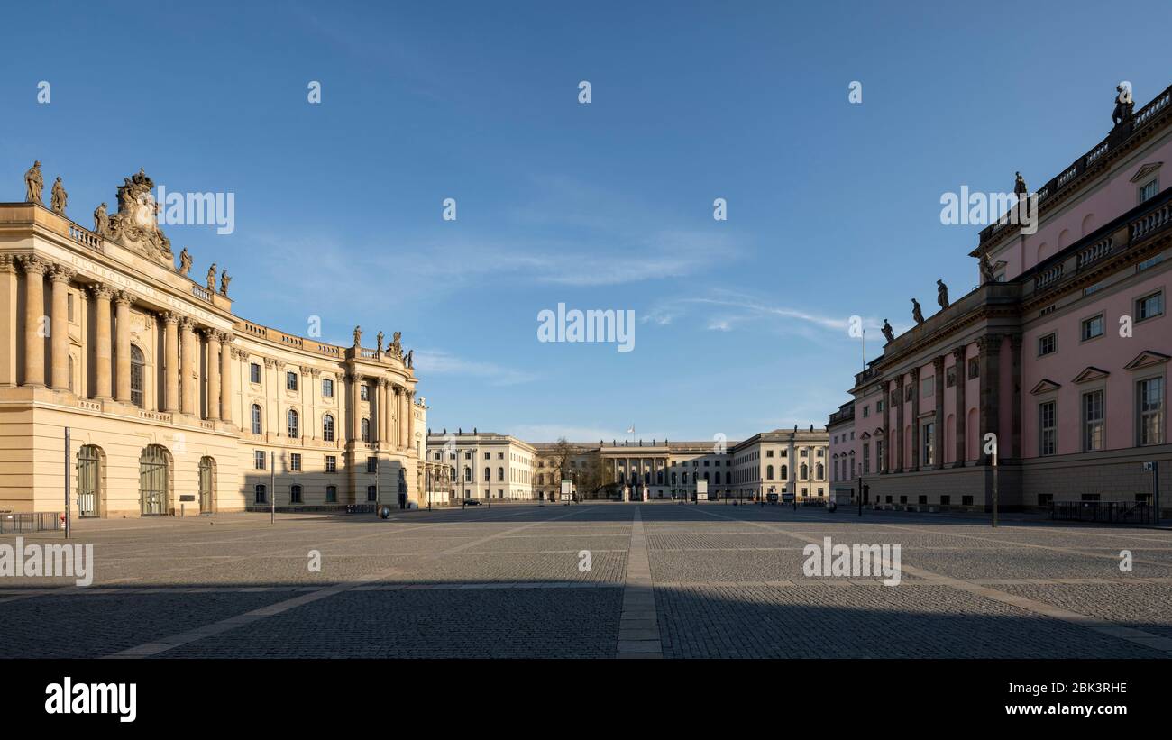 Berlin, Unter den Linden, Bebelplatz mit alter Bibliothek (Links), Humboldt-Universität und Staatsoper unter den Linden (Rechts) Foto Stock