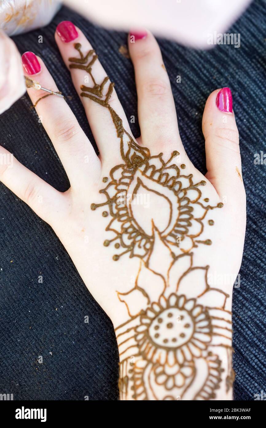 Mano femminile tatuaggio hennè, Marocco Foto Stock