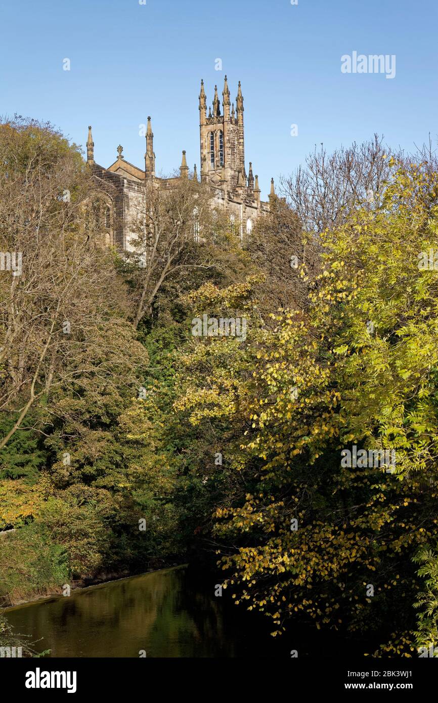 Chiesa della Santissima Trinità accanto al Ponte Dean che attraversa l'acqua di Leith a Edimburgo visto dal Dean Village vicino al centro della città Foto Stock