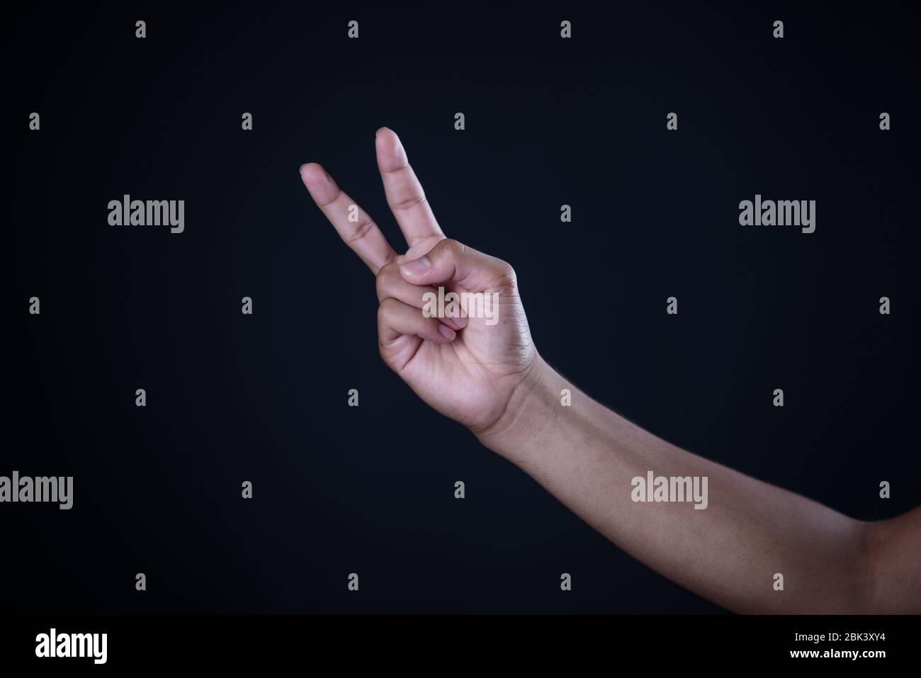uomo mano misurazione oggetti invisibili. Isolato su grigio Foto Stock