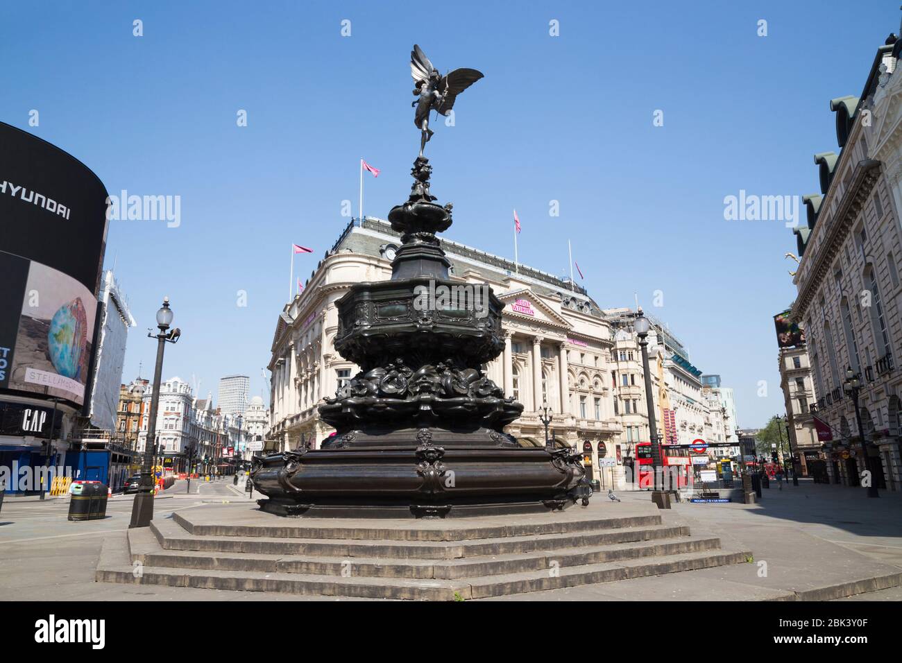 Fontana commemorativa di Shaftesbury e statua di Anteros, nota erroneamente come Eros, con un cielo blu soleggiato / cieli con il sole in una giornata di sole a Piccadilly Circus. Londra. REGNO UNITO. (118) Foto Stock