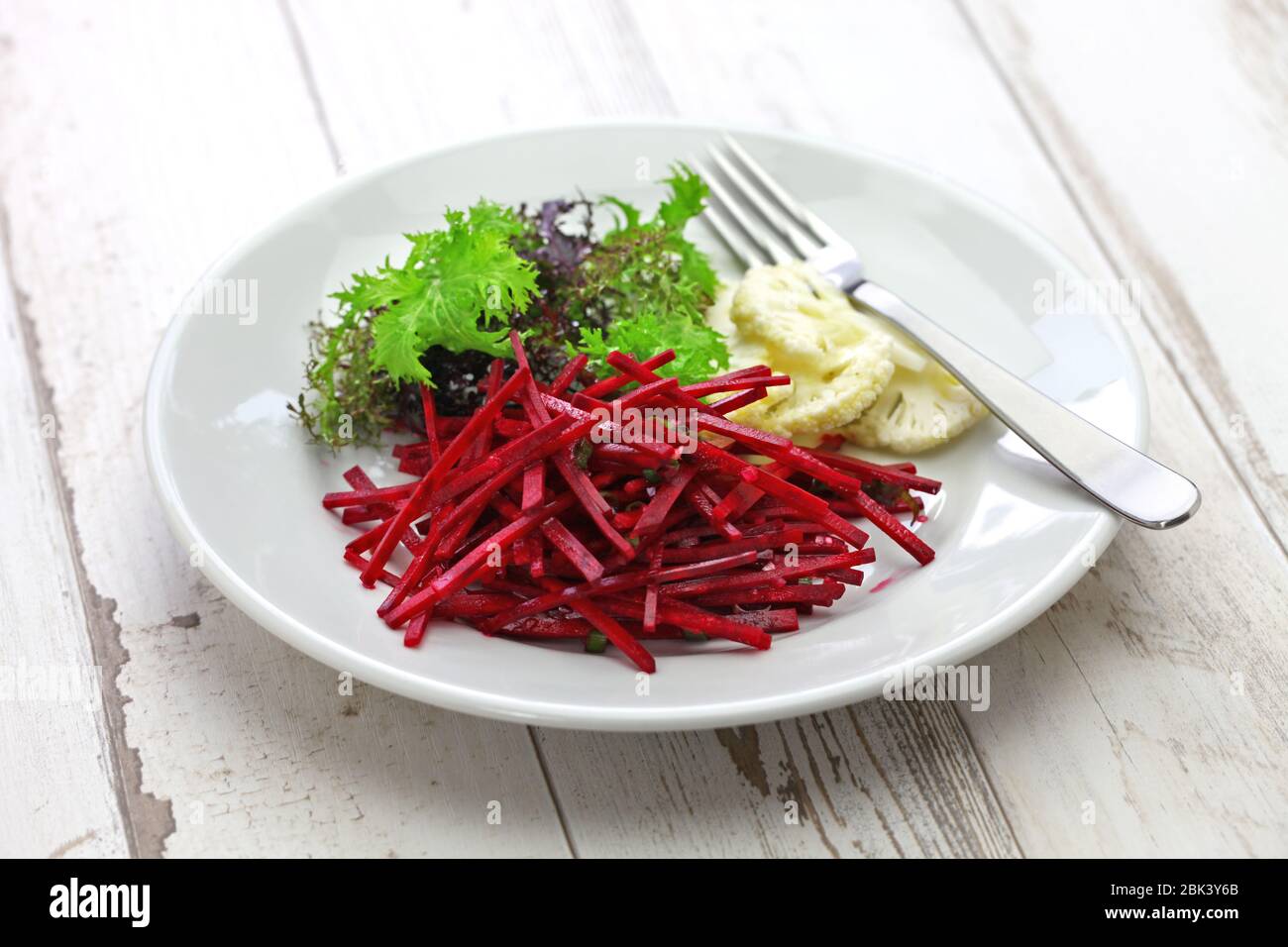 insalata di barbabietole julienne, cucina vegetariana sana Foto Stock