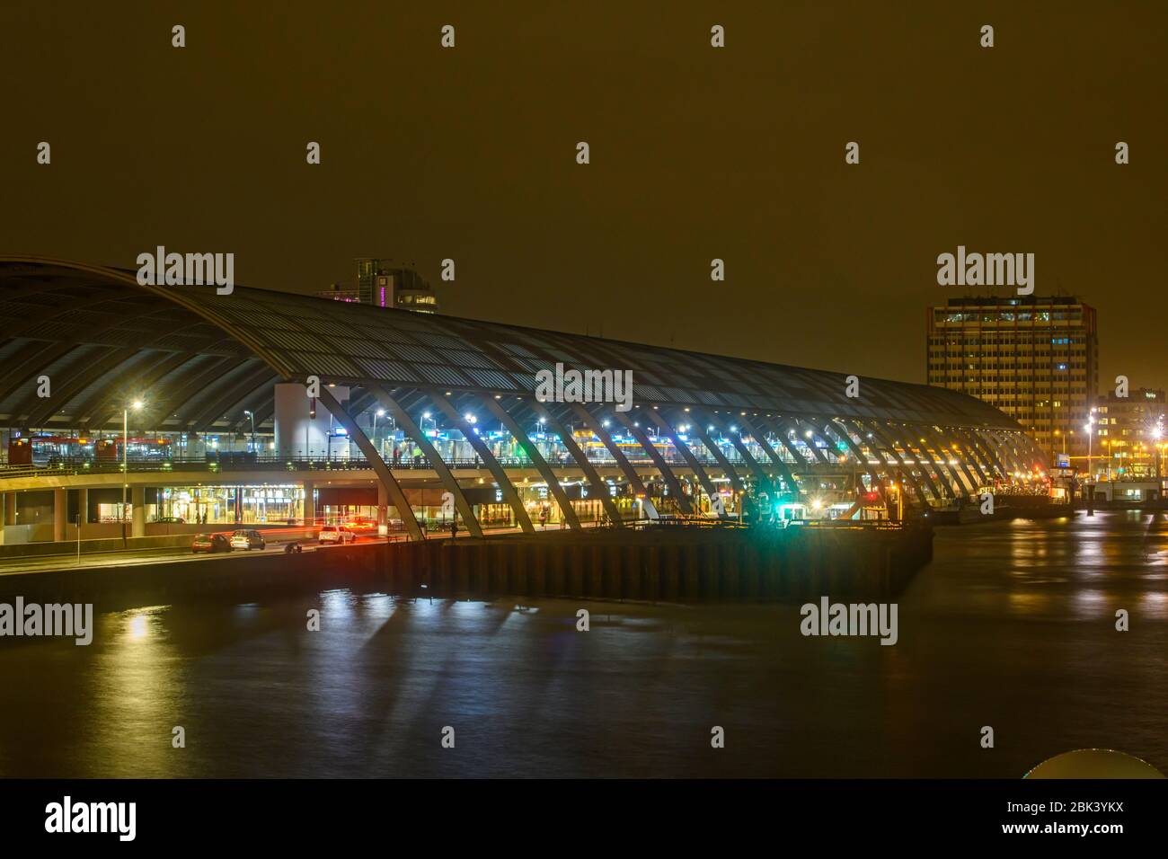 Stazione ferroviaria di Amsterdam di notte, Amsterdam, Olanda del Nord, Paesi Bassi Foto Stock