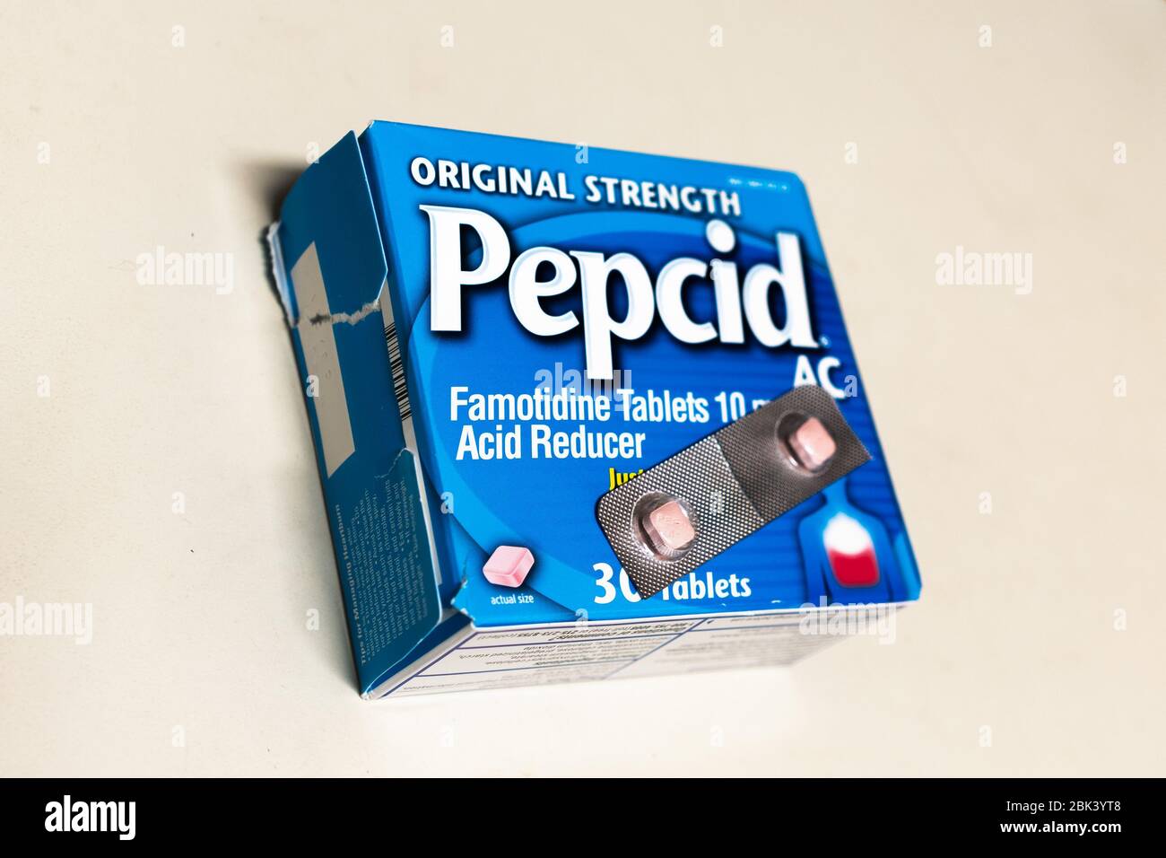 Apr 27, 2020 Sunnyvale / CA / USA - due pillole Pepcid messo su una scatola aperta; Pepcid è uno del marchio sotto cui Famotidina, un farmaco tha Foto Stock