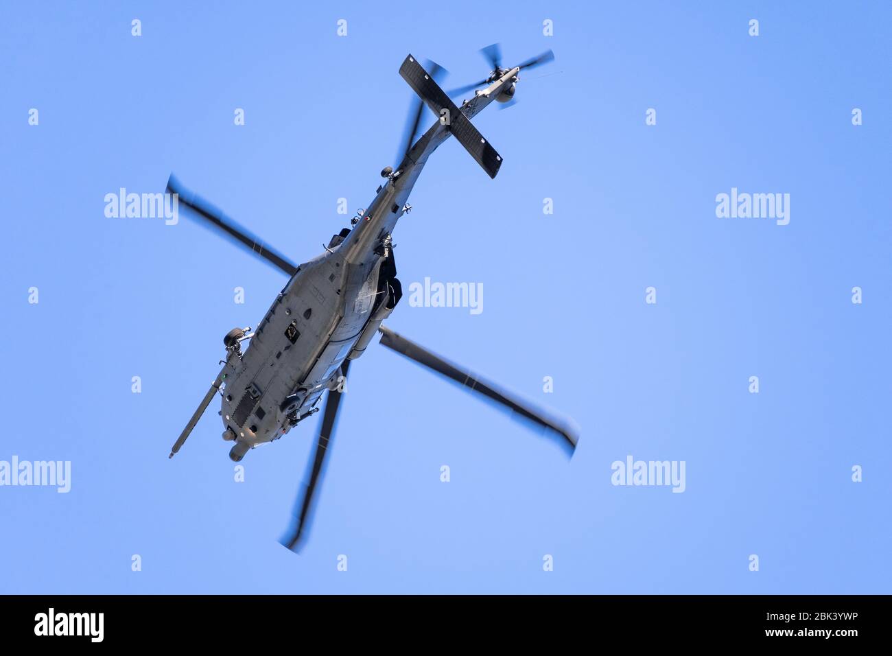 Apr 28, 2020 Mountain View / CA / USA - elicottero militare che esegue esercizi di ricerca e salvataggio intorno a Moffett Federal Airfield in silico Foto Stock