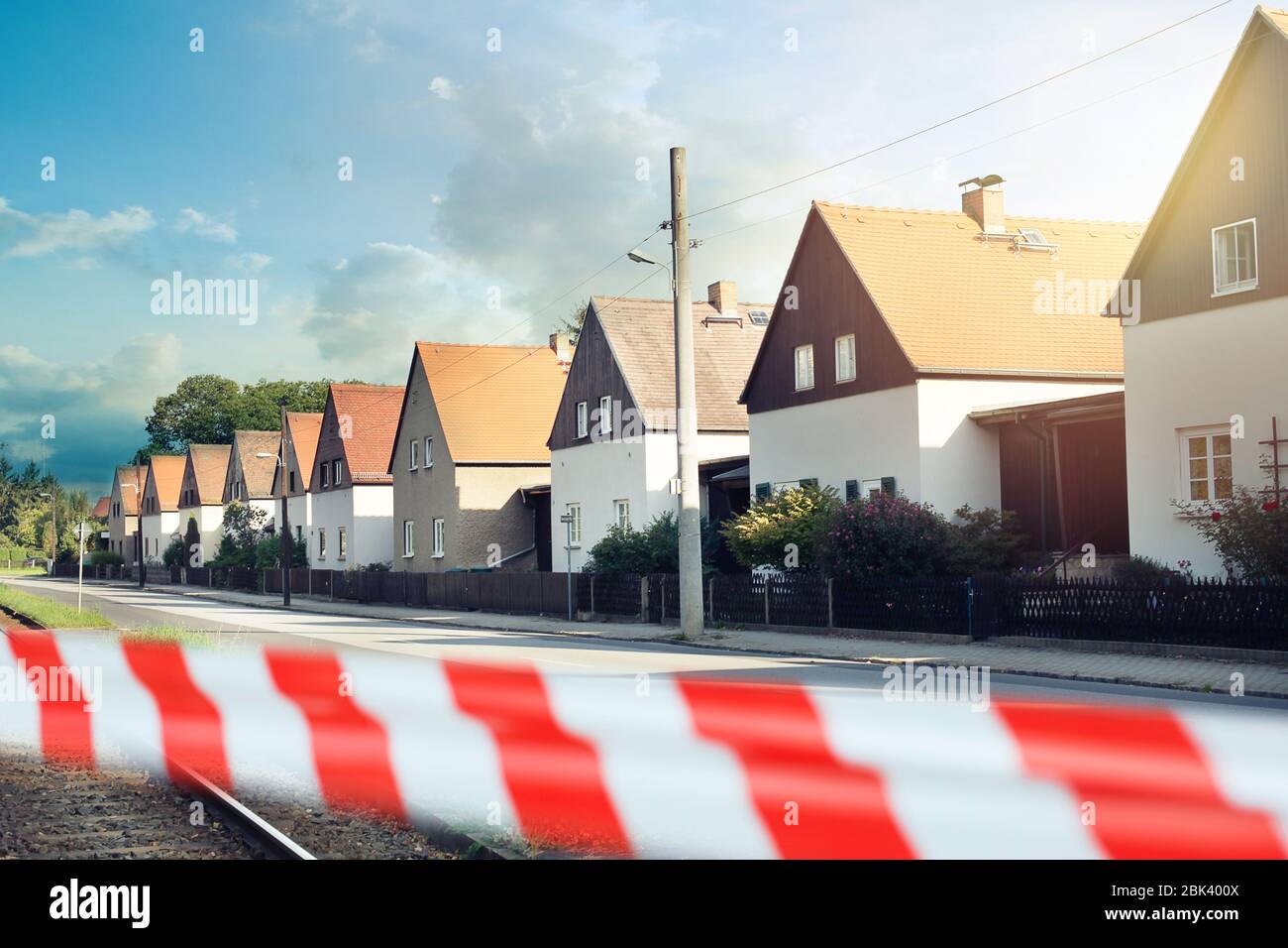 Case bianche tipiche moderne a Dresda, Germania con nastro di avvertimento Foto Stock