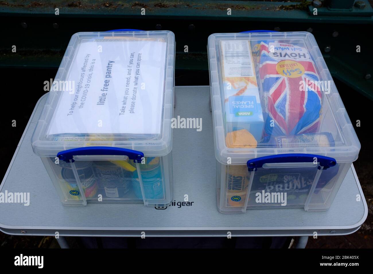 28.03.20 - UNA dispensa gratuita contenente alimenti essenziali è stata lasciata al ponte pedonale nel villaggio di Machen per aiutare coloro che non sono in grado di shioire Foto Stock