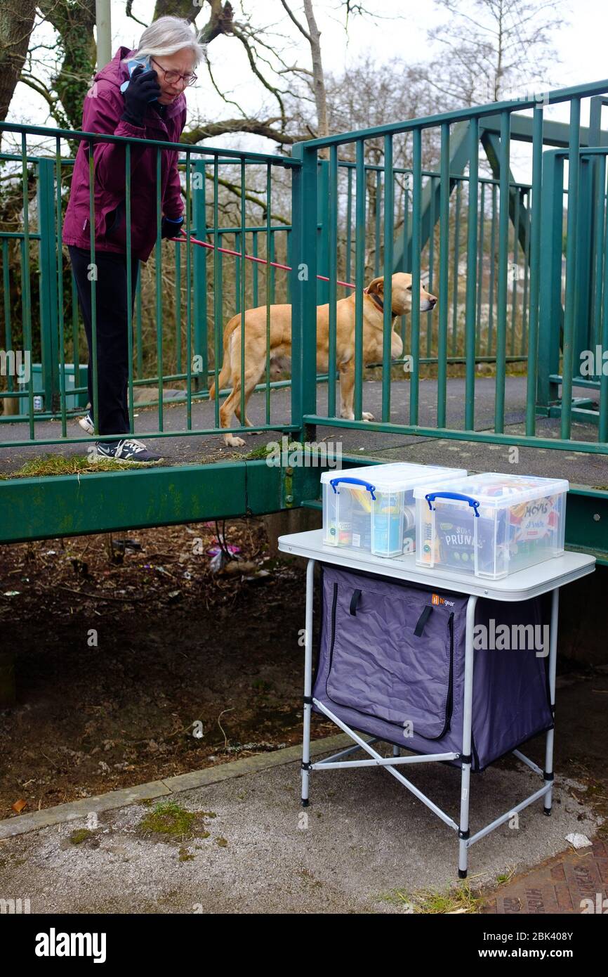 28.03.20 - UNA dispensa gratuita contenente alimenti essenziali è stata lasciata al ponte pedonale nel villaggio di Machen per aiutare coloro che non sono in grado di shioire Foto Stock