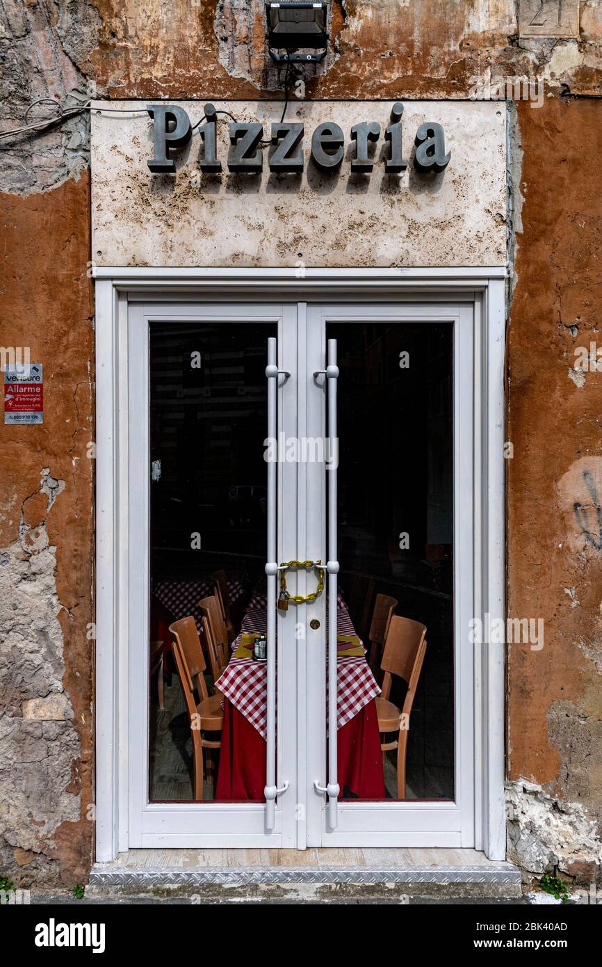 Roma, Italia. 30 Aprile 2020. Una porta della Pizzeria chiusa è visibile nel centro di Roma durante la chiusura dell'Italia a causa del pandemy Covid-19. Il 4 maggio inizierà la fase 2 delle misure contro la pandemia, adottate dal governo italiano, che consentiranno ad alcuni operai edili e di fabbrica di tornare al lavoro. Credit: Insidefoto srl/Alamy Live News Foto Stock