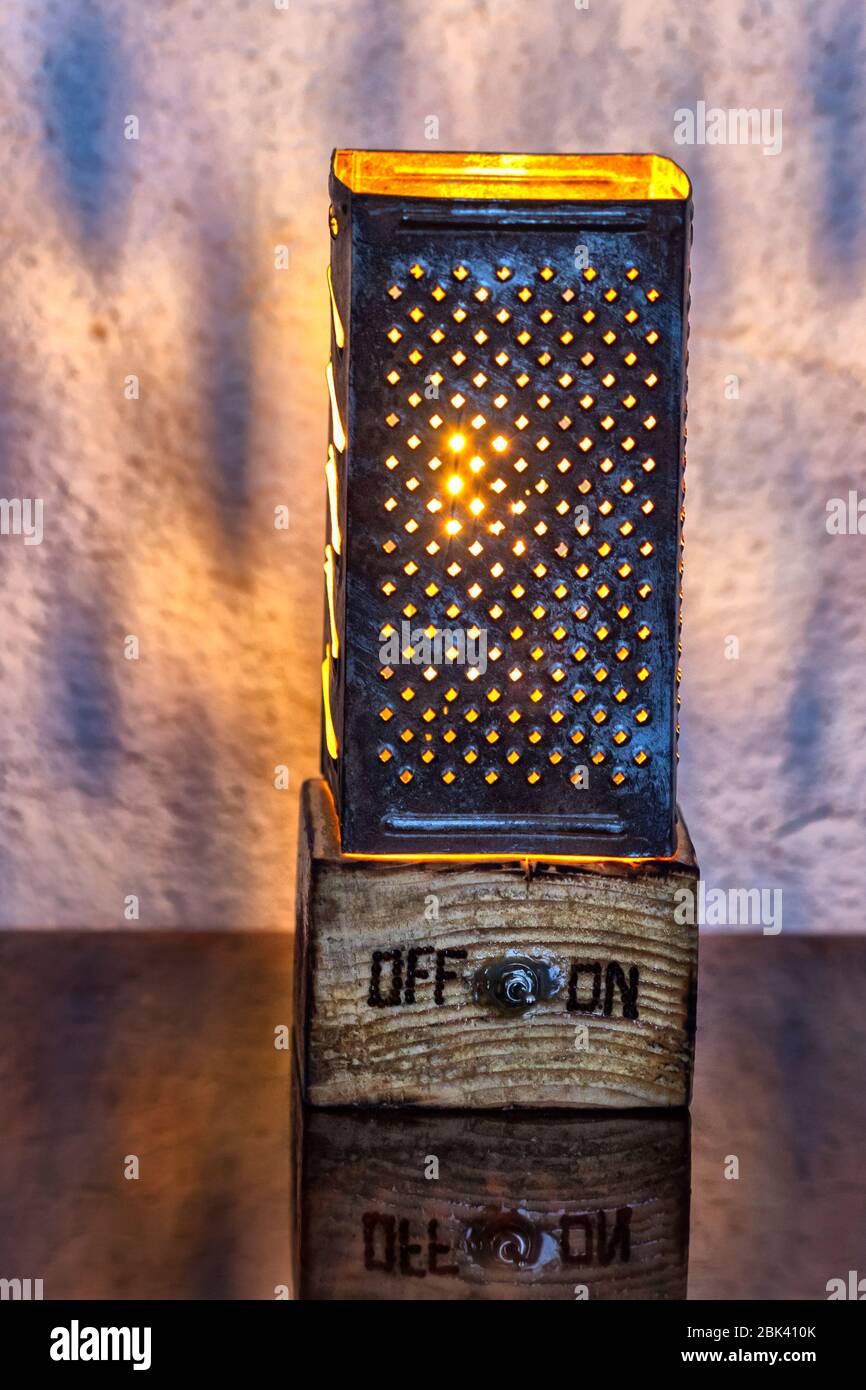 Lampada da tavolo fatta a mano da vecchio grattugia Foto Stock