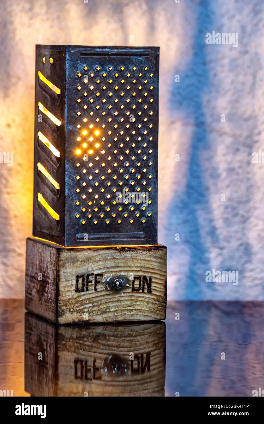 Lampada da tavolo fatta a mano da vecchio grattugia Foto Stock