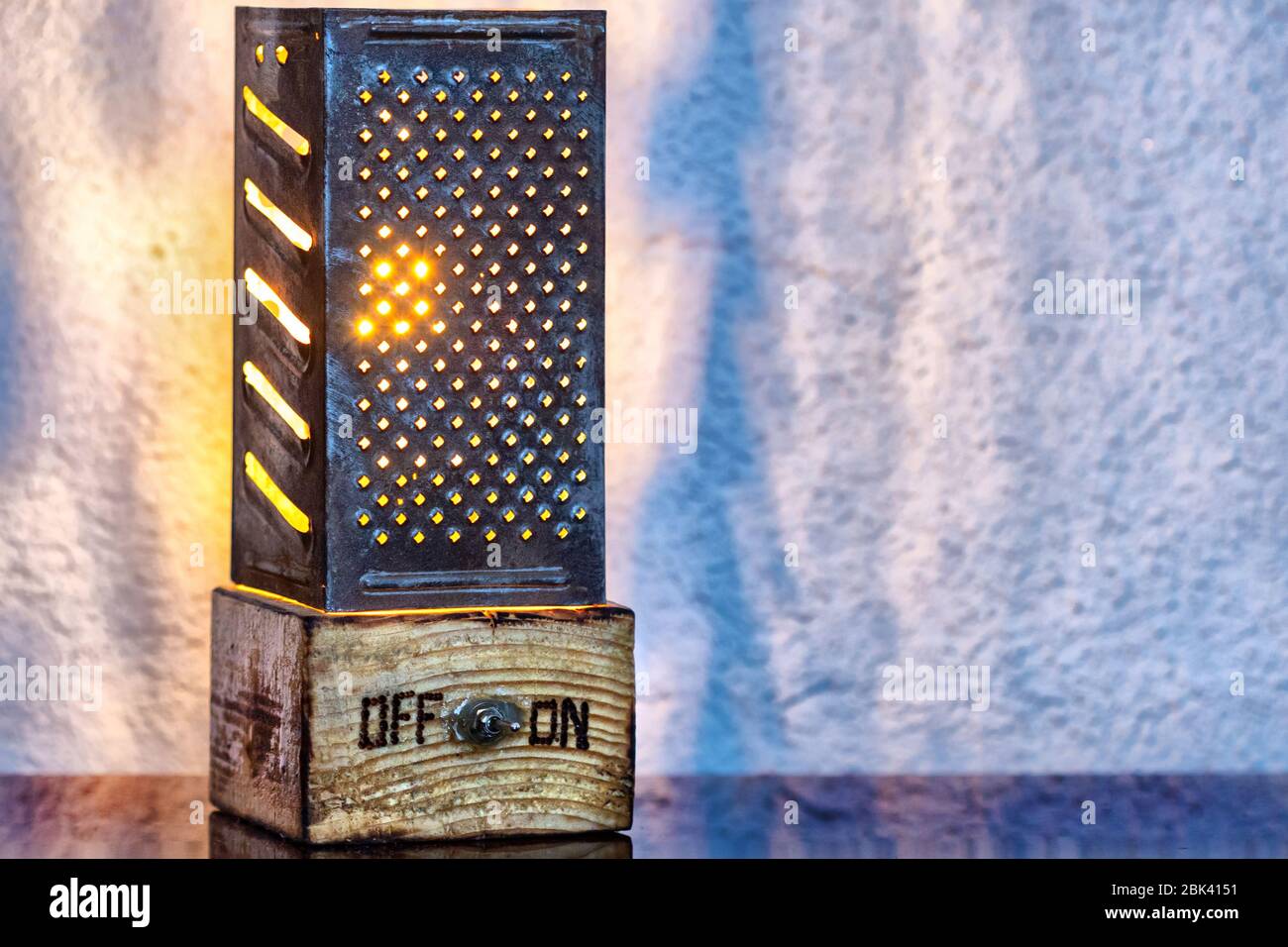 Lampada da tavolo fatta a mano da vecchio grattugia Foto Stock