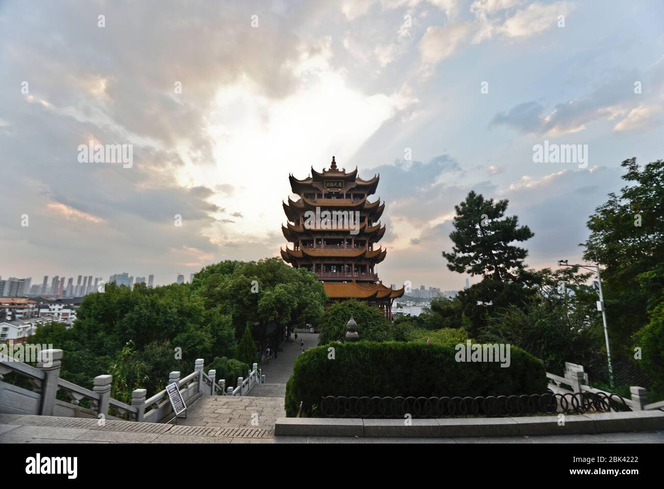 Tramonto nuvoloso dietro la Torre della Crane gialla. Wuhan, Cina Foto Stock