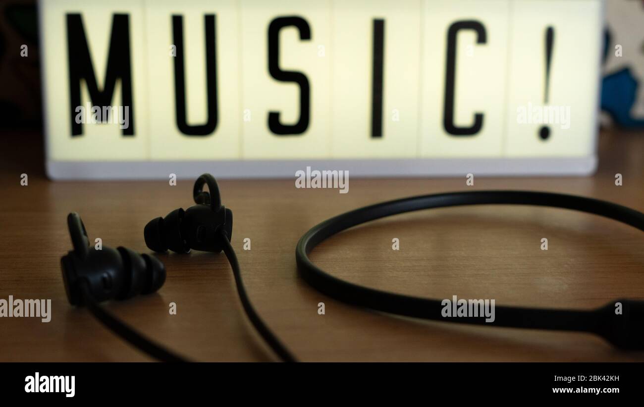 chiudi le cuffie wireless sulla scrivania con musica di sottofondo Foto Stock