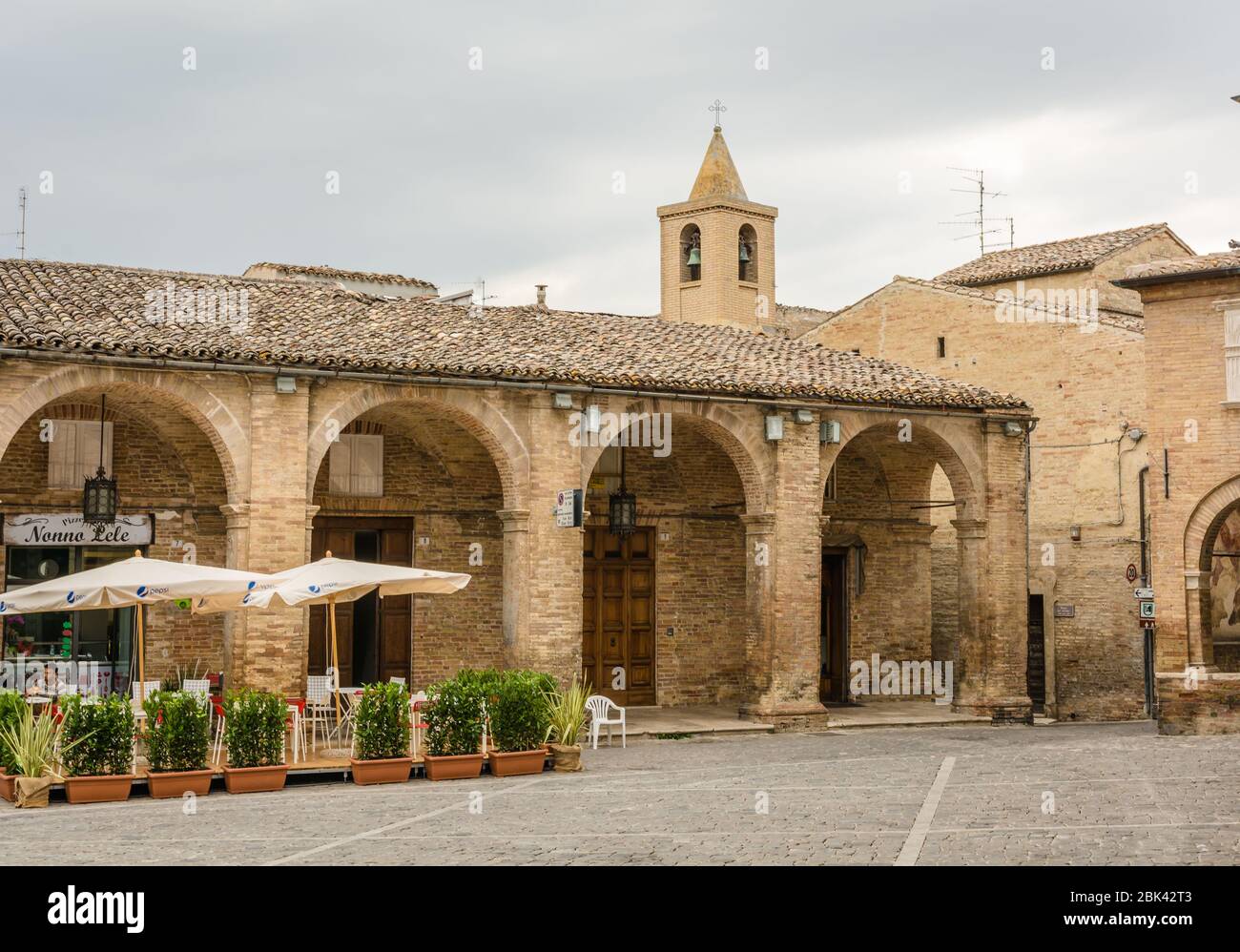 Offida, antico borgo medievale della provincia di Ascoli Piceno, Regione Marche - Italia - piazza della gente Foto Stock