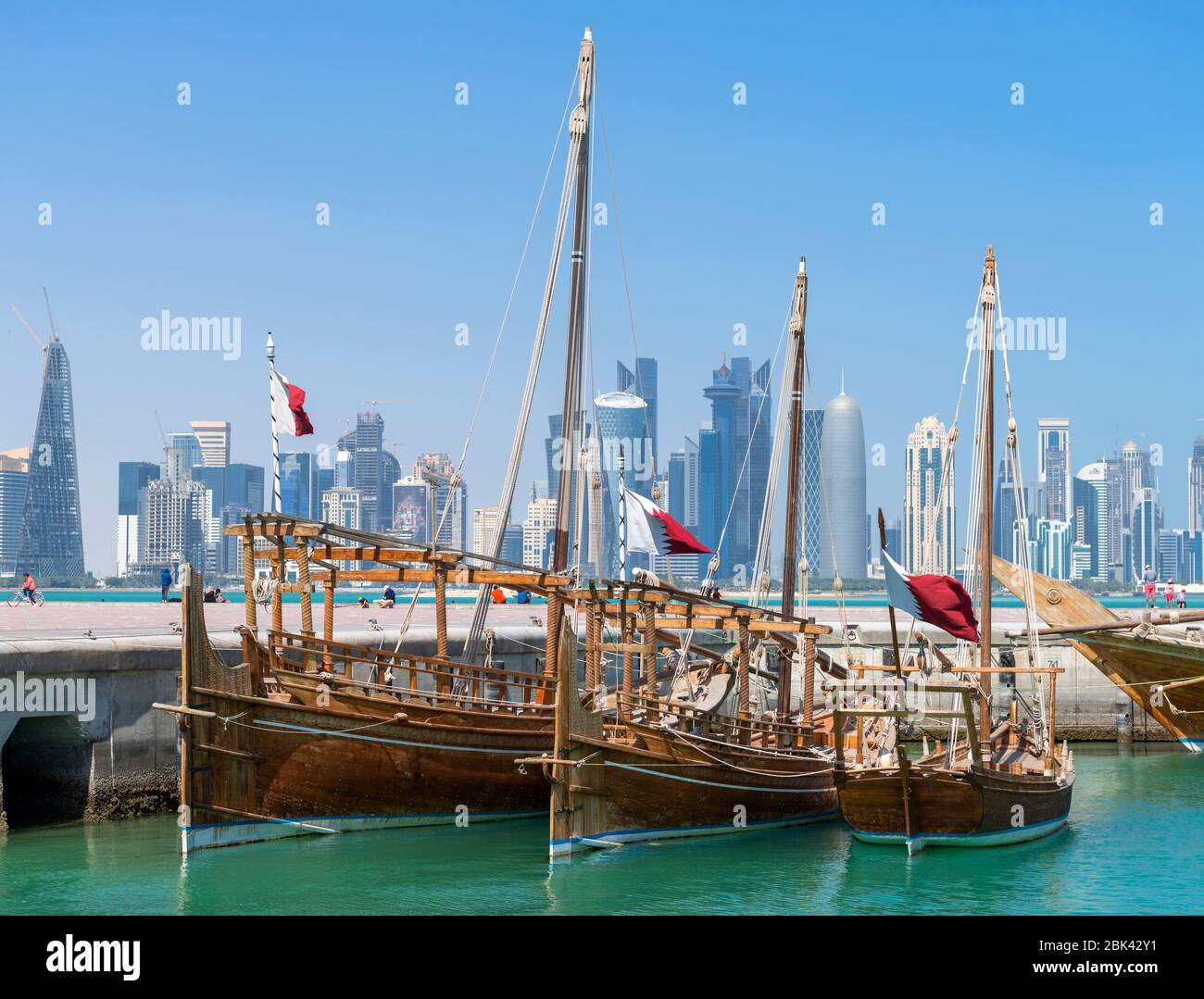 Si sfola nel dhow Harborcon lo skyline del West Bay Central Business District alle spalle, Doha, Qatar, Medio Oriente Foto Stock
