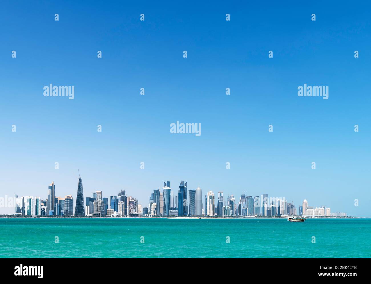 Lo skyline del West Bay Central Business District, Doha, Qatar, Medio Oriente Foto Stock