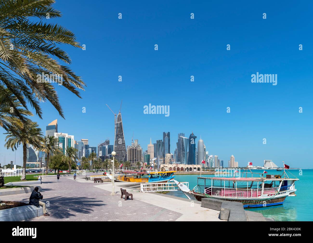 Lo skyline del West Bay Central Business District dalla Corniche, Doha, Qatar, Medio Oriente Foto Stock