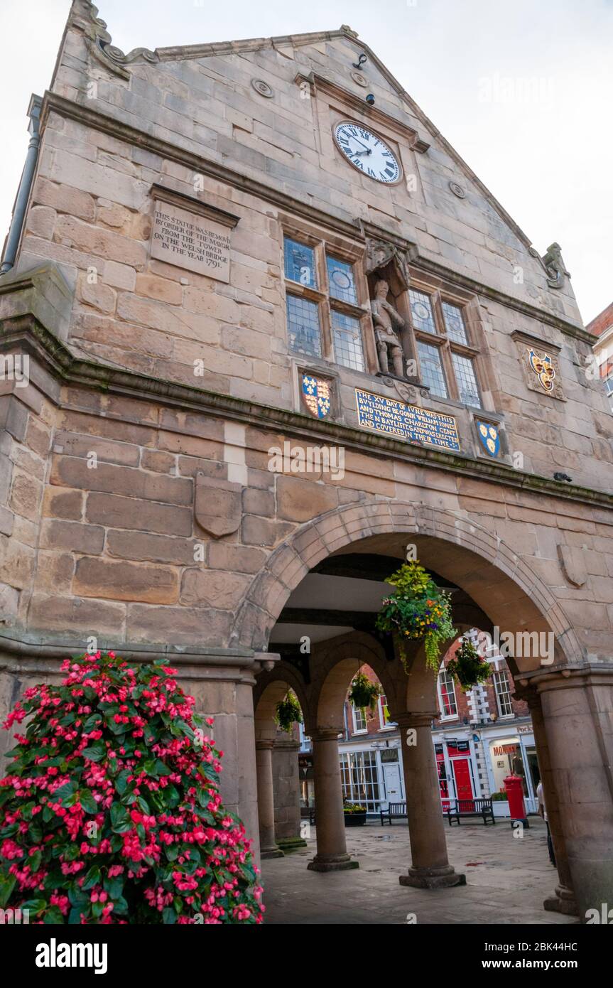 Il mercato Vecchio in Shrewsbury Square nel centro storico di Shrewsbury, Shropshire, Inghilterra. Foto Stock