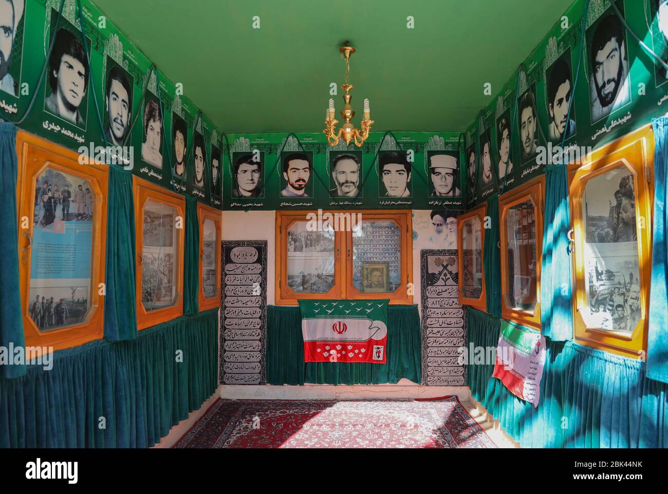 Immagini dei martiri soldato iraniani che morirono durante la guerra in Iran - Iraq nella moschea, Abyaneh, provincia di Esfahan, Iran, Persia, Medio Oriente Foto Stock