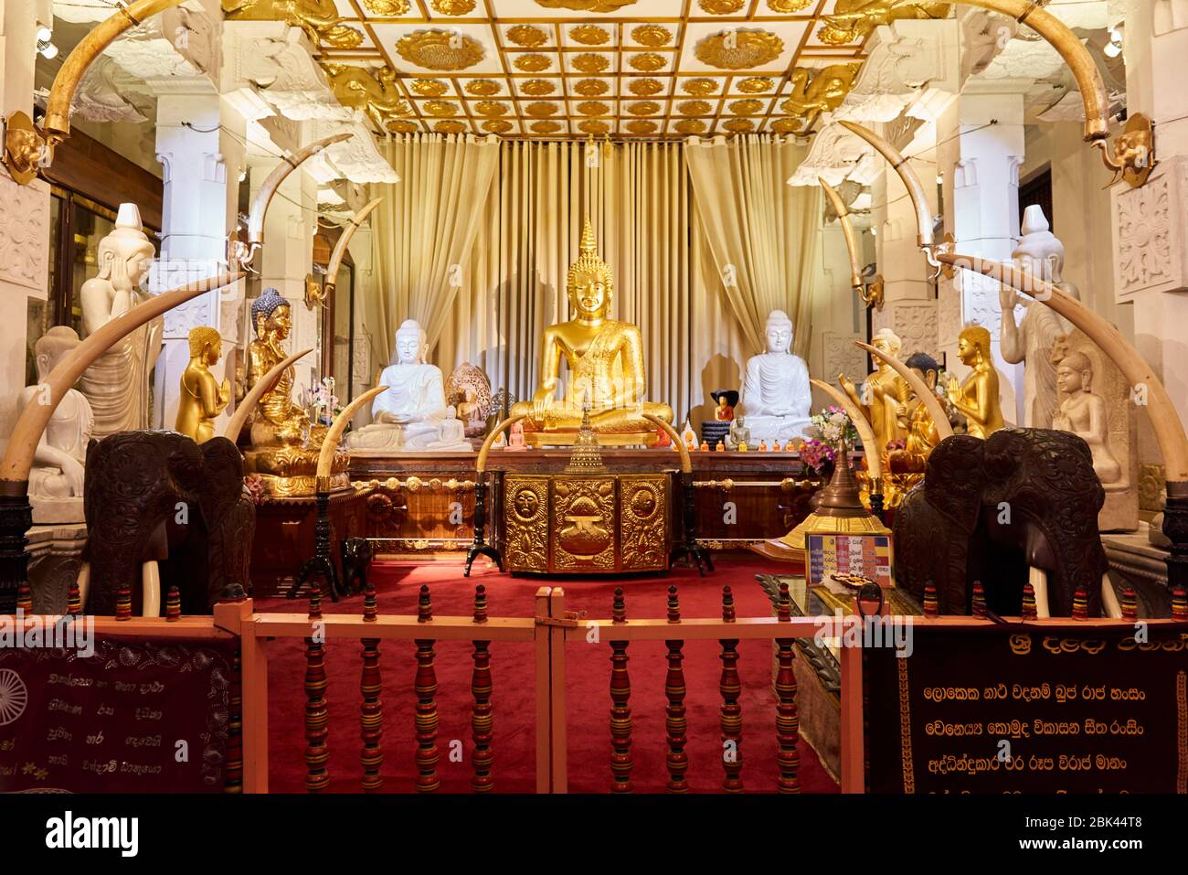 Uno dei principali santuari del Tempio Relico del dente Sacro a Kandy, Sri Lanka, che contiene diverse statue di Buddha, crociati d'avorio e statue di elefanti. Foto Stock