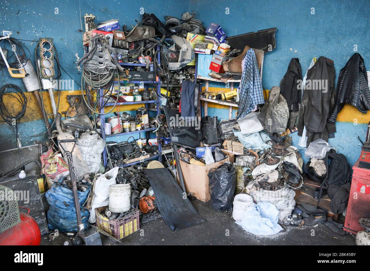 Angolo caotico in un negozio di riparazione auto a Isfahan, Iran, Persia, Medio Oriente Foto Stock