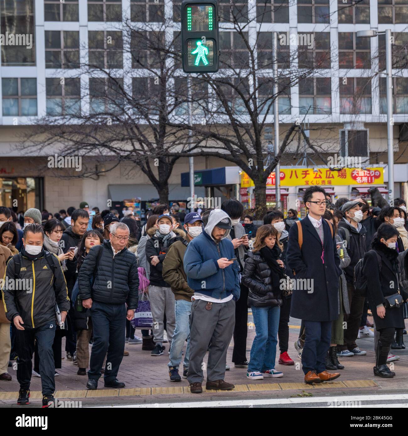 Pronto a attraversare a Scramble Crossing, Shibuya, Tokyo, Giappone Foto Stock