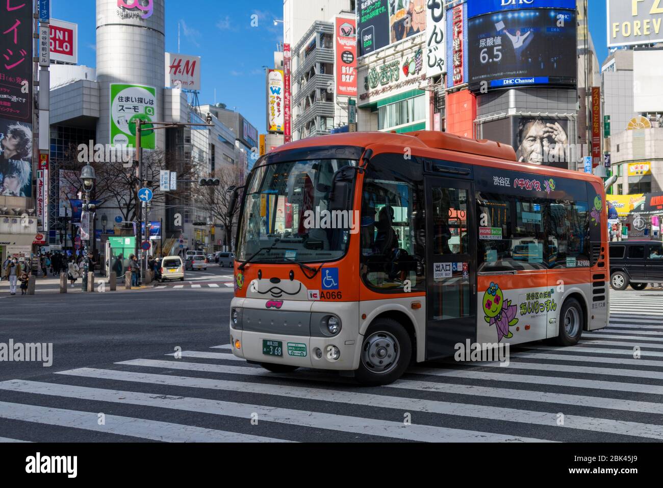 Piccolo autobus a Shibuya Scramble Crossing, Tokyo, Giappone Foto Stock