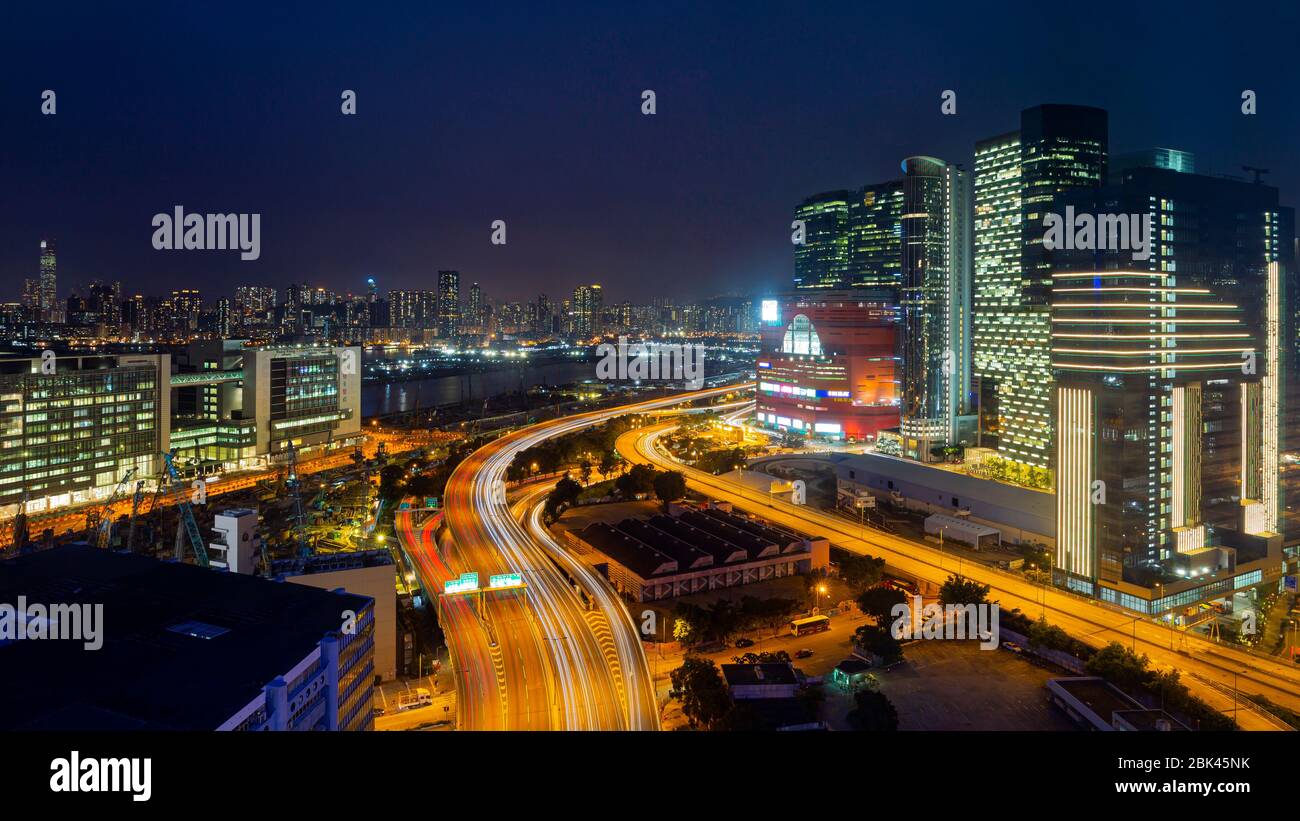 Kowloon Bay, Hong Kong. Questa area commerciale è composta da centri commerciali, edifici commerciali e anche ospedale lungo i due lati dell'autostrada. Foto Stock