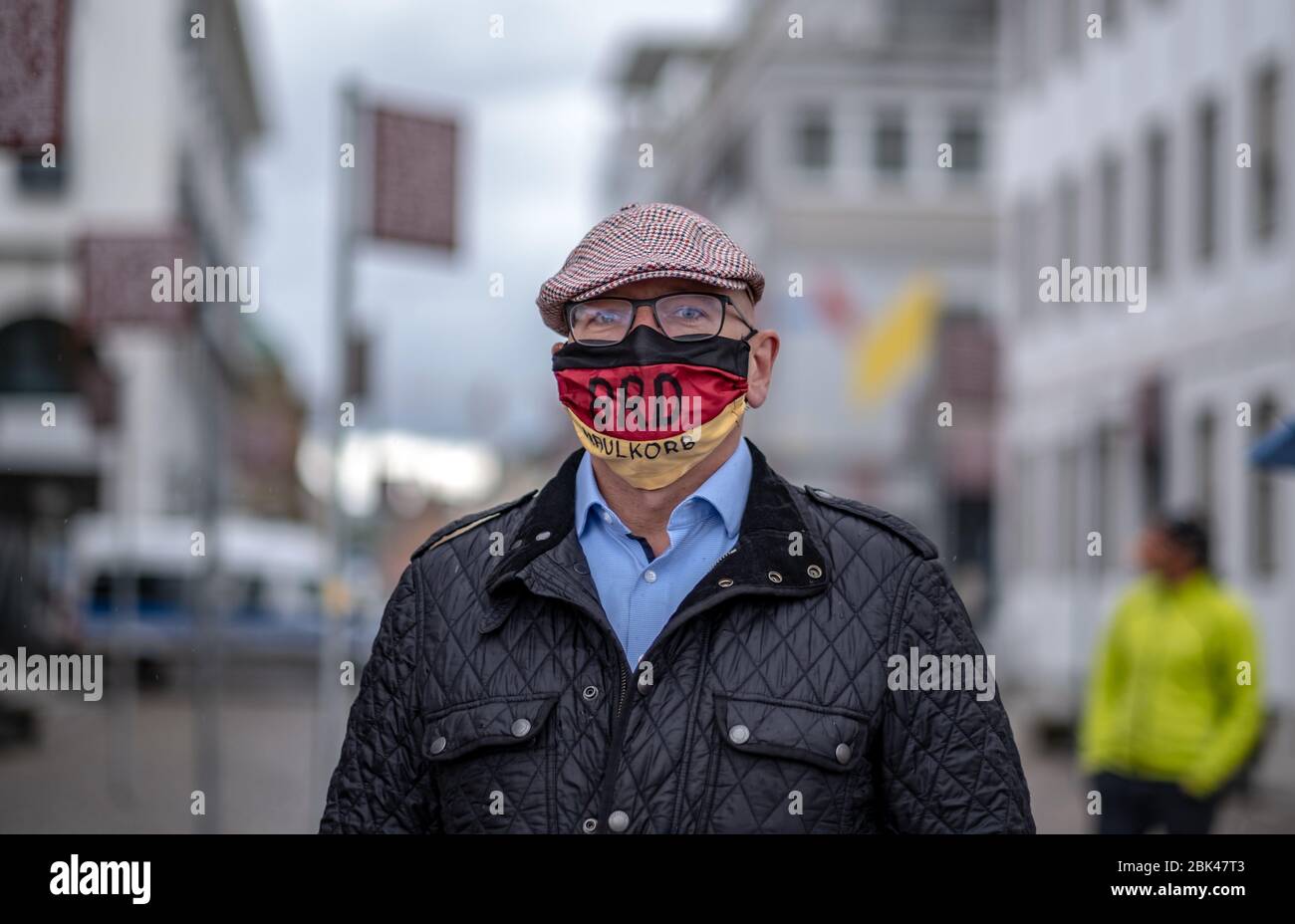 Germania. 1 maggio 2020. Dimostrazione di fronte al palazzo di Karlsruhe sul tema dei diritti fondamentali. Un protesta con protesta sul diritto fondamentale e Corona. Maschera con l'iscrizione FRG e muso GES/vita quotidiana in (Karlsruhe) durante la crisi corona, 01.05.2020 GES/vita quotidiana durante la crisi corona a Karlsruhe, Germania. 01.05.2020 | utilizzo nel mondo Credit: dpa/Alamy Live News Foto Stock