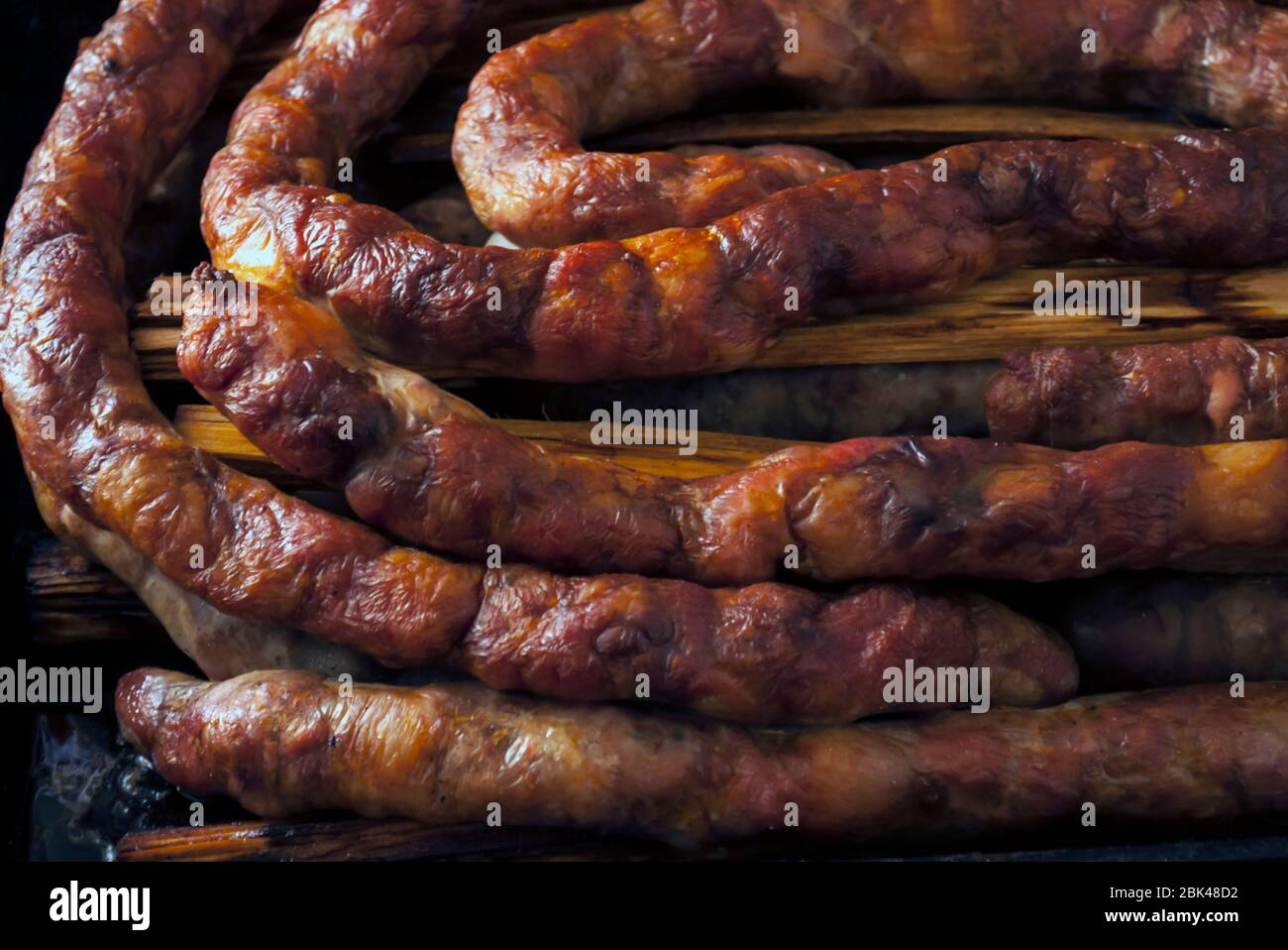 rosolare salsiccia fatta in casa cotta nel forno, fotografata mentre ancora caldo su una lattina primo piano Foto Stock