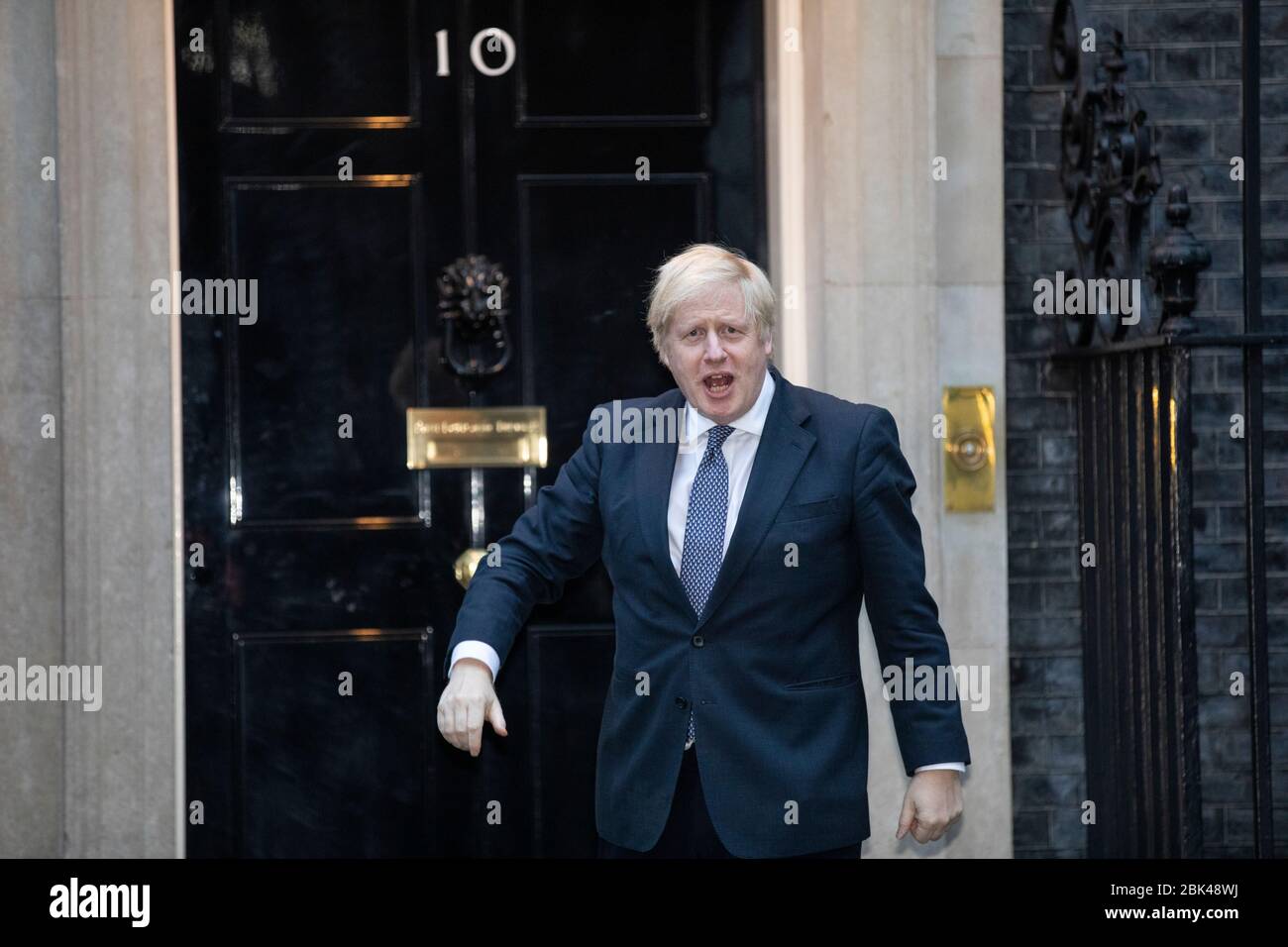 Londra, Regno Unito. 30 Aprile 2020. Londra, Regno Unito. 30 Aprile 2020. Il primo ministro britannico Boris Johnson partecipa a questa settimana 'Clap for Our Carers' sui gradini di No.10 Downing Street in una settimana che la sua fidanzata Carrie Symonds ha dato alla luce il loro figlio in un ospedale di Londra NHS. 30 aprile 2020. Downing Street, Londra, Regno Unito Credit: Jeff Gilbert/Alamy Live News Foto Stock