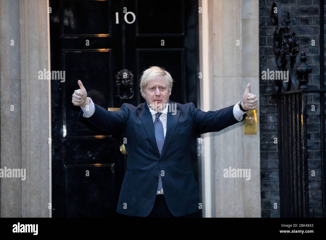 Londra, Regno Unito. 30 Aprile 2020. Londra, Regno Unito. 30 Aprile 2020. Il primo Ministro Boris Johnson partecipa a questa settimana 'Clap for Our Carers' sui gradini di No.10 Downing Street in una settimana che la sua fidanzata Carrie Symonds ha dato alla luce il loro figlio in un ospedale di Londra NHS. 30 aprile 2020. Downing Street, Londra, Regno Unito Credit: Jeff Gilbert/Alamy Live News Foto Stock