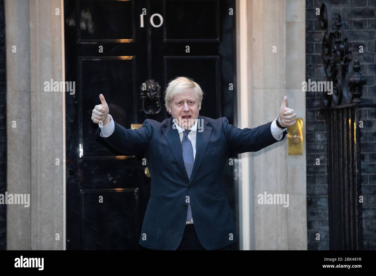 Londra, Regno Unito. 30 Aprile 2020. Londra, Regno Unito. 30 Aprile 2020. Il primo Ministro Boris Johnson partecipa a questa settimana 'Clap for Our Carers' sui gradini di No.10 Downing Street in una settimana che la sua fidanzata Carrie Symonds ha dato alla luce il loro figlio in un ospedale di Londra NHS. 30 aprile 2020. Downing Street, Londra, Regno Unito Credit: Jeff Gilbert/Alamy Live News Foto Stock