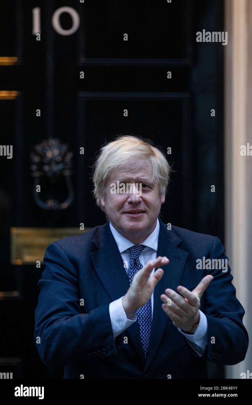 Londra, Regno Unito. 30 Aprile 2020. Londra, Regno Unito. 30 Aprile 2020. Il primo ministro britannico Boris Johnson partecipa a questa settimana 'Clap for Our Carers' sui gradini di No.10 Downing Street in una settimana che la sua fidanzata Carrie Symonds ha dato alla luce il loro figlio in un ospedale di Londra NHS. 30 aprile 2020. Downing Street, Londra, Regno Unito Credit: Jeff Gilbert/Alamy Live News Foto Stock