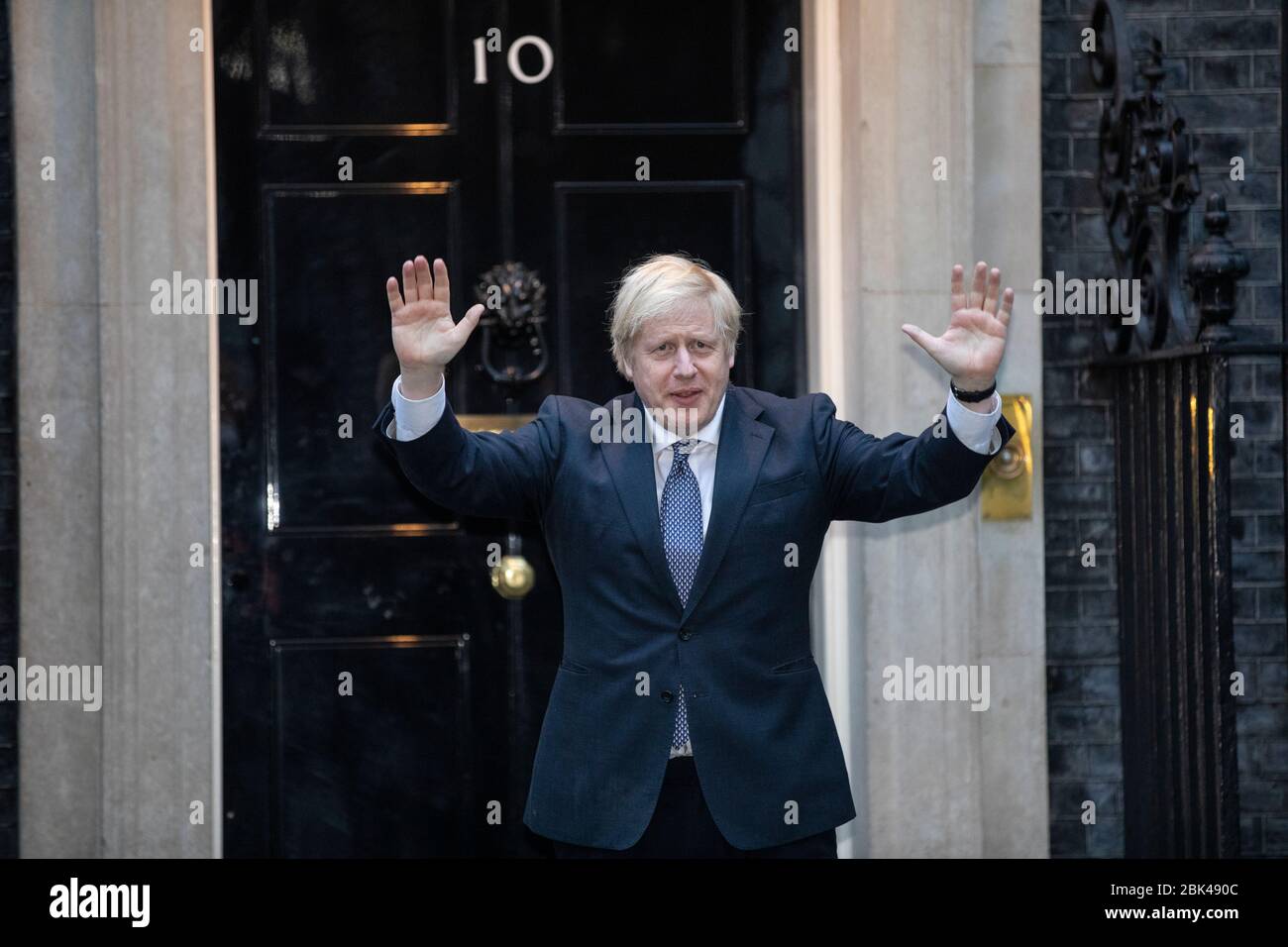 Londra, Regno Unito. 30 Aprile 2020. Londra, Regno Unito. 30 Aprile 2020. Il primo ministro britannico Boris Johnson partecipa a questa settimana 'Clap for Our Carers' sui gradini di No.10 Downing Street in una settimana che la sua fidanzata Carrie Symonds ha dato alla luce il loro figlio in un ospedale di Londra NHS. 30 aprile 2020. Downing Street, Londra, Regno Unito Credit: Jeff Gilbert/Alamy Live News Foto Stock