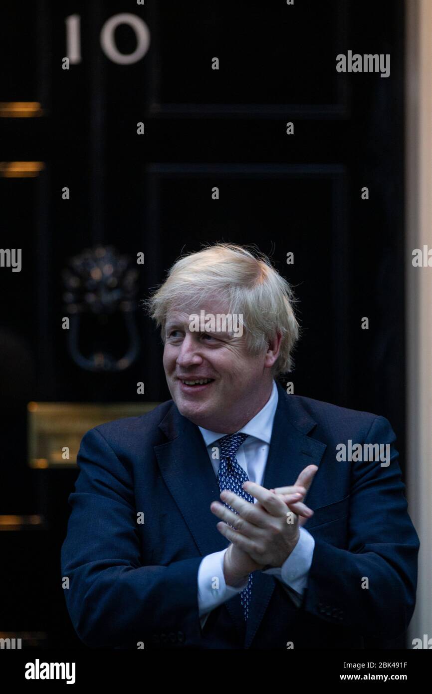 Londra, Regno Unito. 30 Aprile 2020. Londra, Regno Unito. 30 Aprile 2020. Il primo ministro britannico Boris Johnson partecipa a questa settimana 'Clap for Our Carers' sui gradini di No.10 Downing Street in una settimana che la sua fidanzata Carrie Symonds ha dato alla luce il loro figlio in un ospedale di Londra NHS. 30 aprile 2020. Downing Street, Londra, Regno Unito Credit: Jeff Gilbert/Alamy Live News Foto Stock