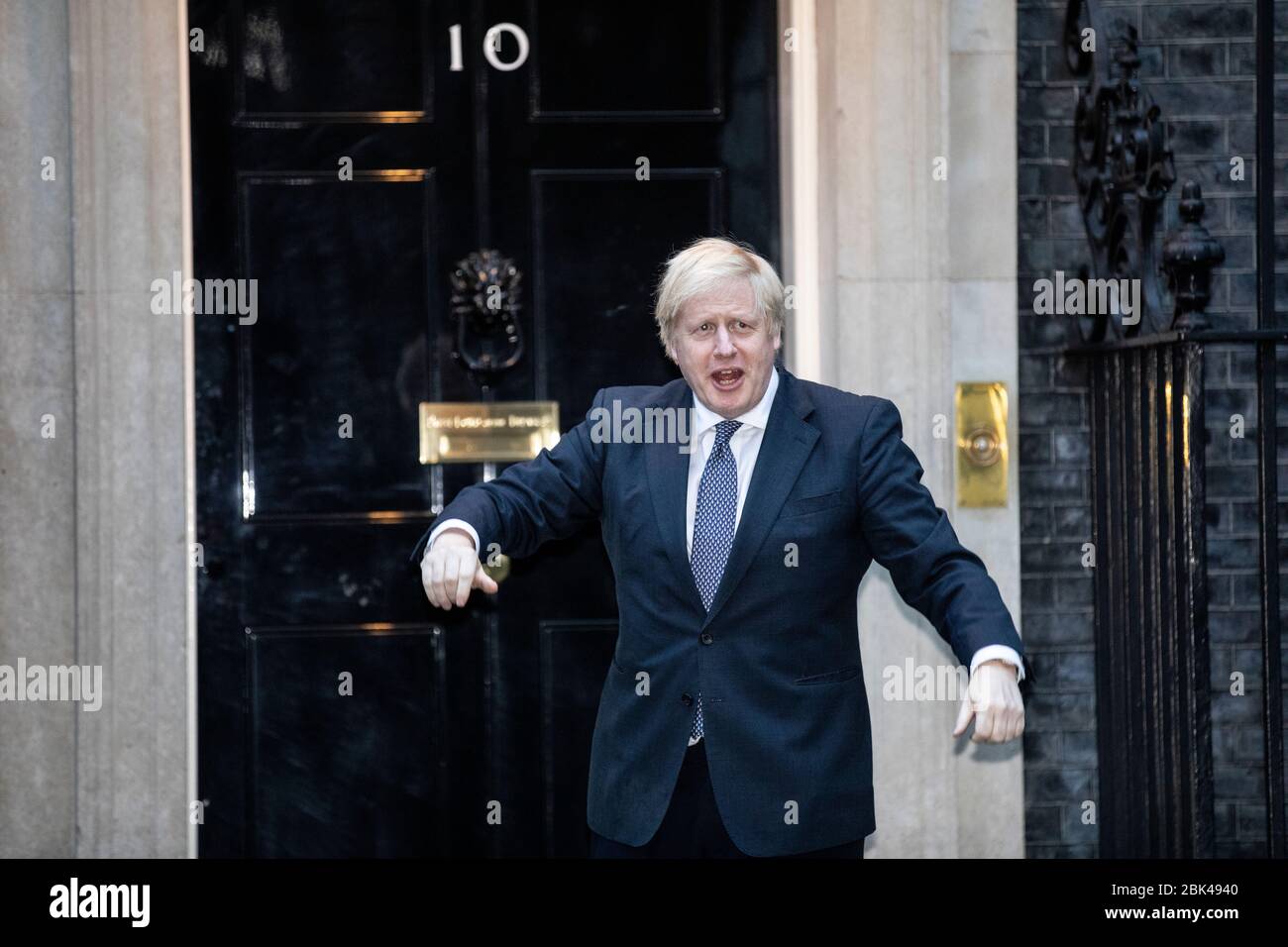 Londra, Regno Unito. 30 Aprile 2020. Londra, Regno Unito. 30 Aprile 2020. Il primo ministro britannico Boris Johnson partecipa a questa settimana 'Clap for Our Carers' sui gradini di No.10 Downing Street in una settimana che la sua fidanzata Carrie Symonds ha dato alla luce il loro figlio in un ospedale di Londra NHS. 30 aprile 2020. Downing Street, Londra, Regno Unito Credit: Jeff Gilbert/Alamy Live News Foto Stock