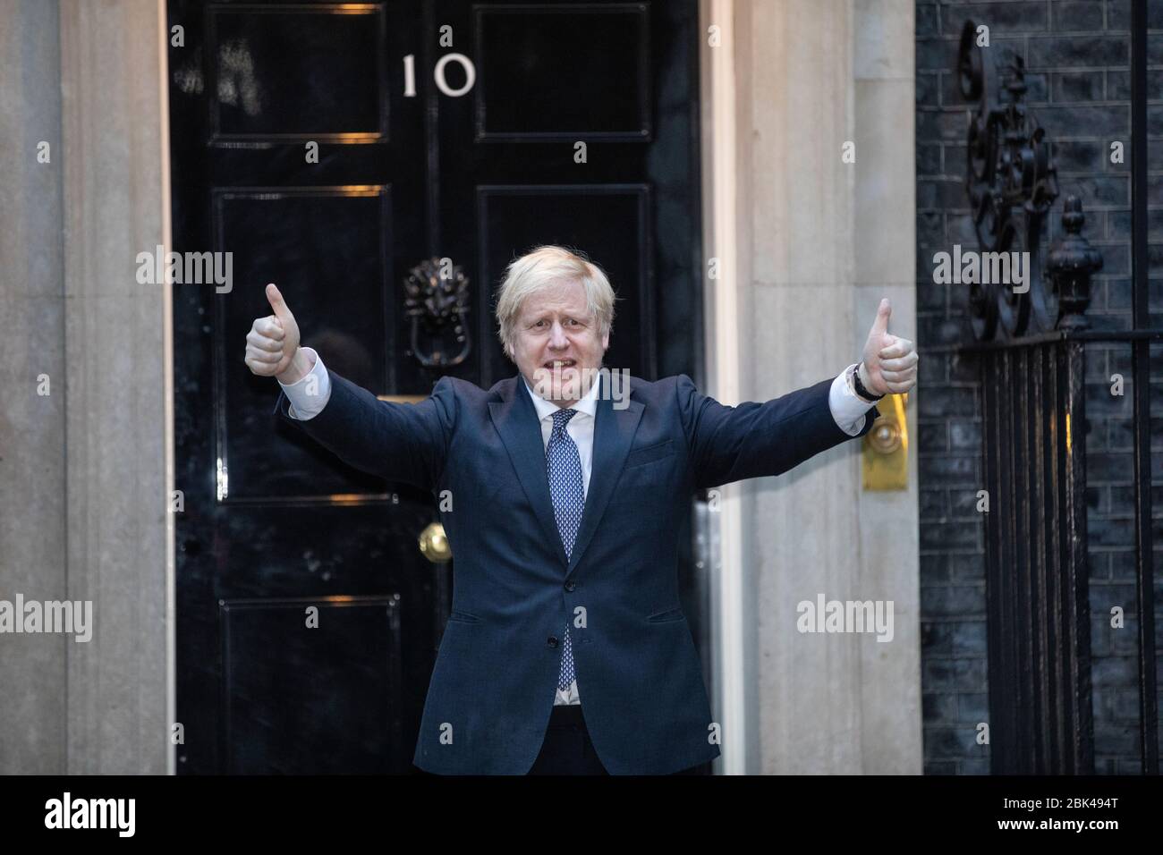 Londra, Regno Unito. 30 Aprile 2020. Londra, Regno Unito. 30 Aprile 2020. Il primo Ministro Boris Johnson partecipa a questa settimana 'Clap for Our Carers' sui gradini di No.10 Downing Street in una settimana che la sua fidanzata Carrie Symonds ha dato alla luce il loro figlio in un ospedale di Londra NHS. 30 aprile 2020. Downing Street, Londra, Regno Unito Credit: Jeff Gilbert/Alamy Live News Foto Stock