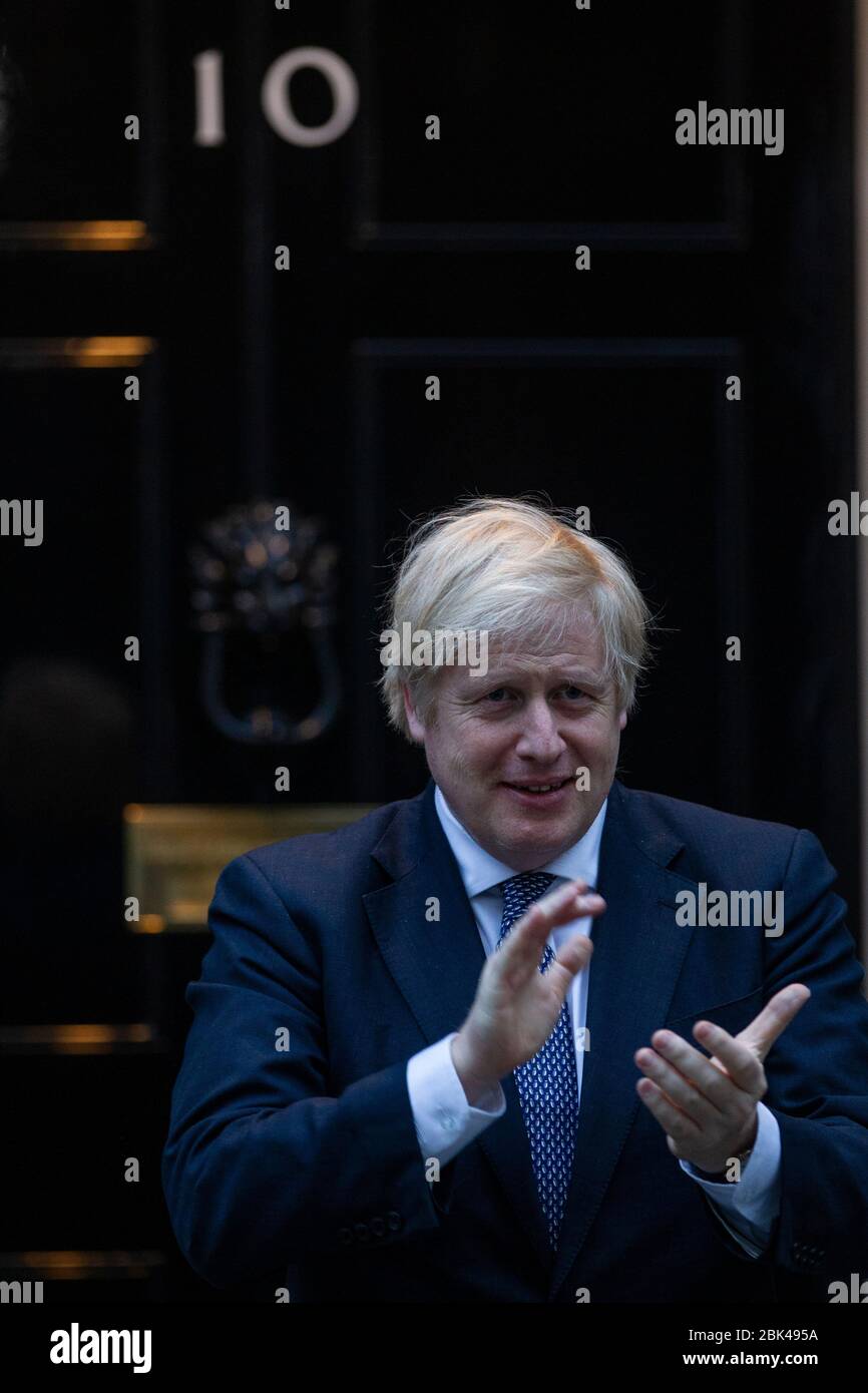 Londra, Regno Unito. 30 Aprile 2020. Londra, Regno Unito. 30 Aprile 2020. Il primo ministro britannico Boris Johnson partecipa a questa settimana 'Clap for Our Carers' sui gradini di No.10 Downing Street in una settimana che la sua fidanzata Carrie Symonds ha dato alla luce il loro figlio in un ospedale di Londra NHS. 30 aprile 2020. Downing Street, Londra, Regno Unito Credit: Jeff Gilbert/Alamy Live News Foto Stock