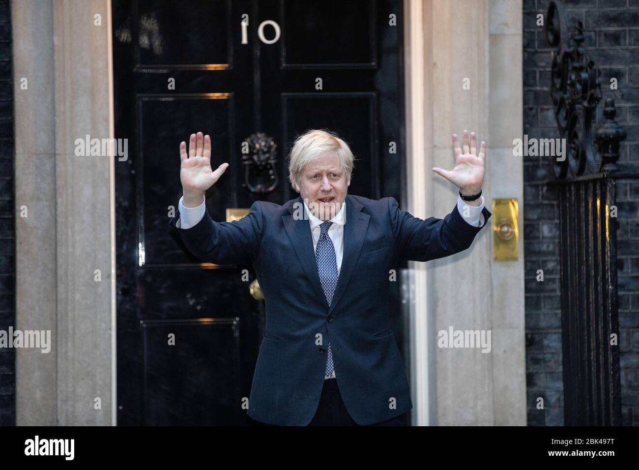Londra, Regno Unito. 30 Aprile 2020. Londra, Regno Unito. 30 Aprile 2020. Il primo Ministro Boris Johnson partecipa a questa settimana 'Clap for Our Carers' sui gradini di No.10 Downing Street in una settimana che la sua fidanzata Carrie Symonds ha dato alla luce il loro figlio in un ospedale di Londra NHS. 30 aprile 2020. Downing Street, Londra, Regno Unito Credit: Jeff Gilbert/Alamy Live News Foto Stock