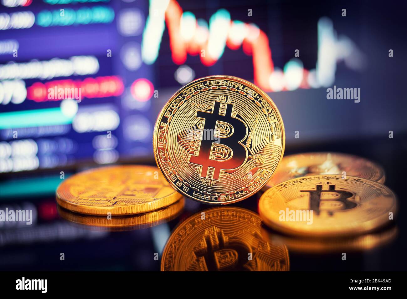 Gold Bitcoin cripto valuta sullo sfondo del diagramma grafico Foto Stock