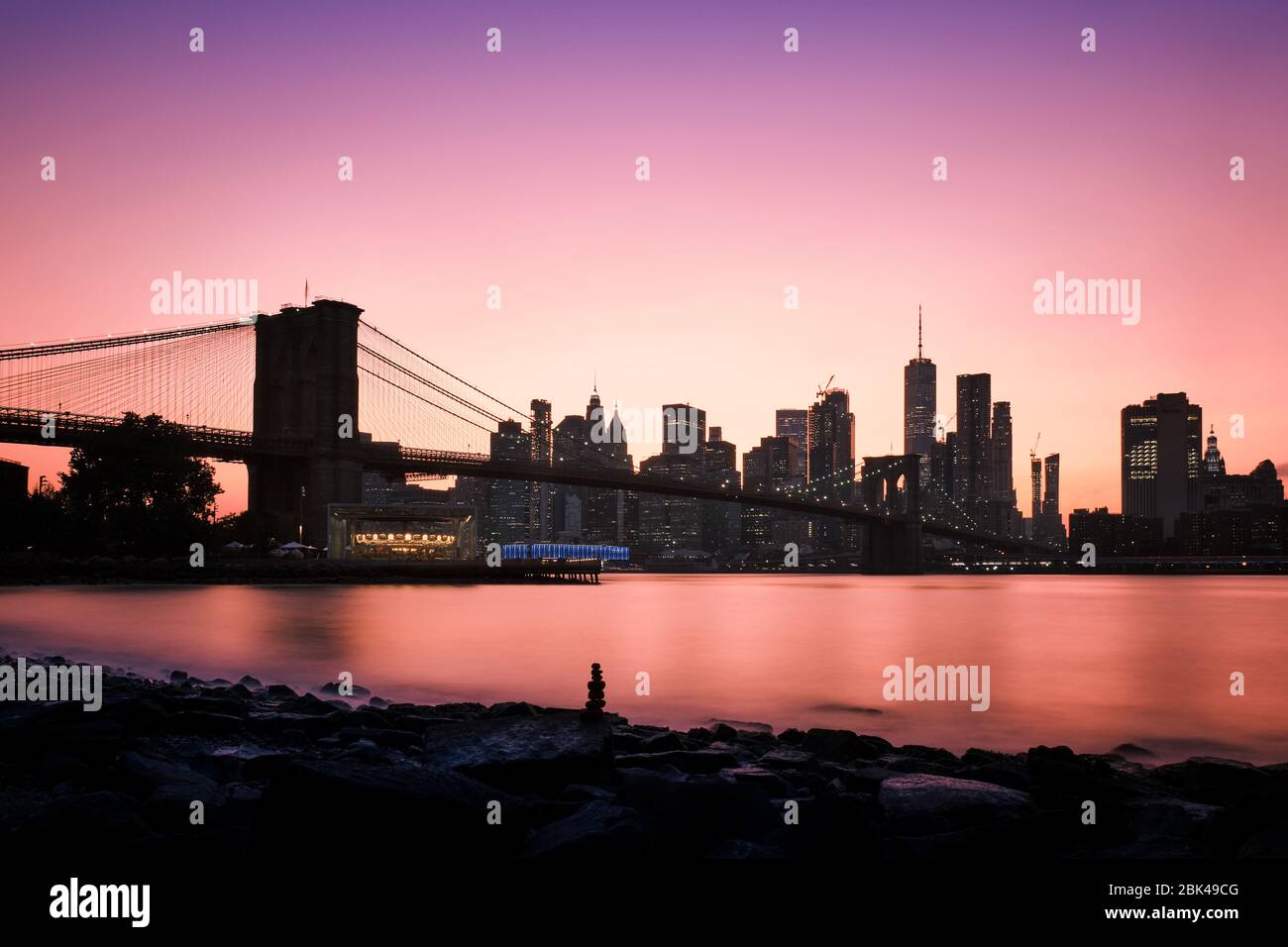 Ponte di Brooklyn con lo skyline di New York sullo sfondo, fotografato al tramonto Foto Stock