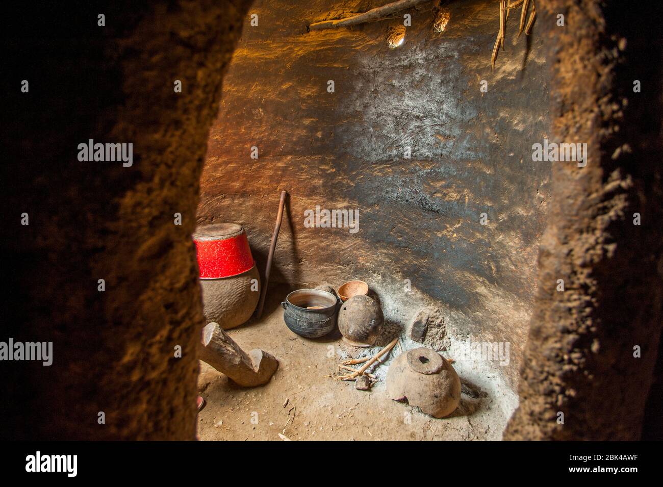 La cucina in un edificio di mattoni di fango chiamato Tata o Takienta (Patrimonio dell'Umanità dell'UNESCO), del popolo Tammari, o Batammariba persone nel Tamberma Foto Stock