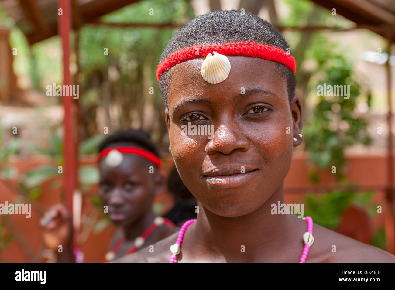 Ritratto di una giovane donna a Natitingou, nel Benin nord-occidentale, Africa occidentale. Foto Stock