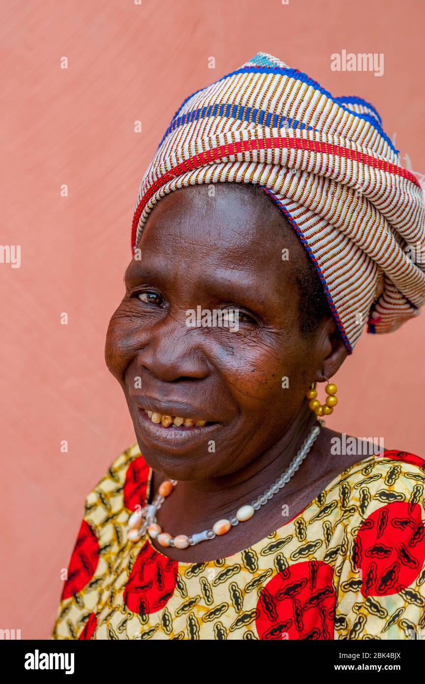 Ritratto di una donna anziana a Natitingou, nel Benin nord-occidentale, nell'Africa occidentale. Foto Stock