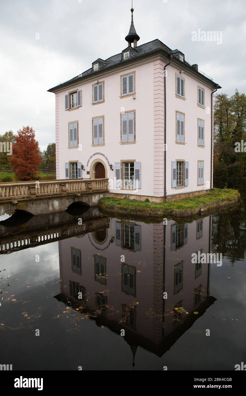 Edificio barocco in un lago di Heilbronn in Germania chiamato Trappenseeschlösschen Foto Stock