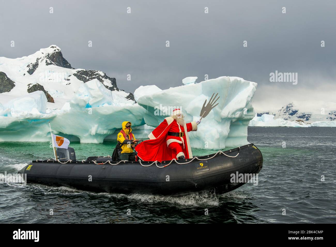 Babbo Natale in uno zodiaco sulla strada per visitare la nave da crociera Seabourn quest il mattino di Natale a Cuverville Island nella regione della penisola Antartica Foto Stock