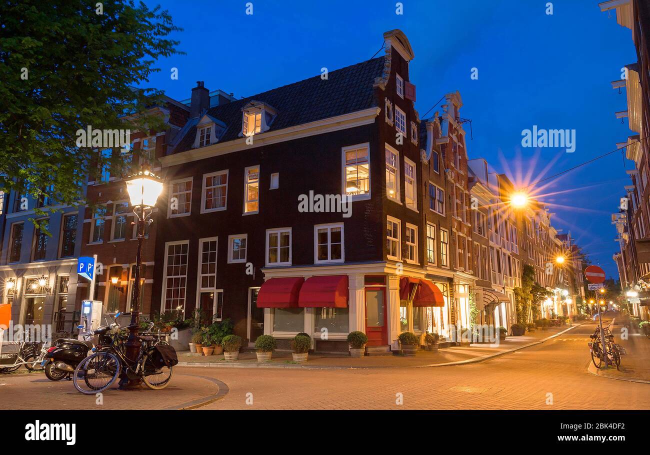 Vista notturna del ponte di Amsterdam e delle tipiche case olandesi, Olanda. Foto Stock