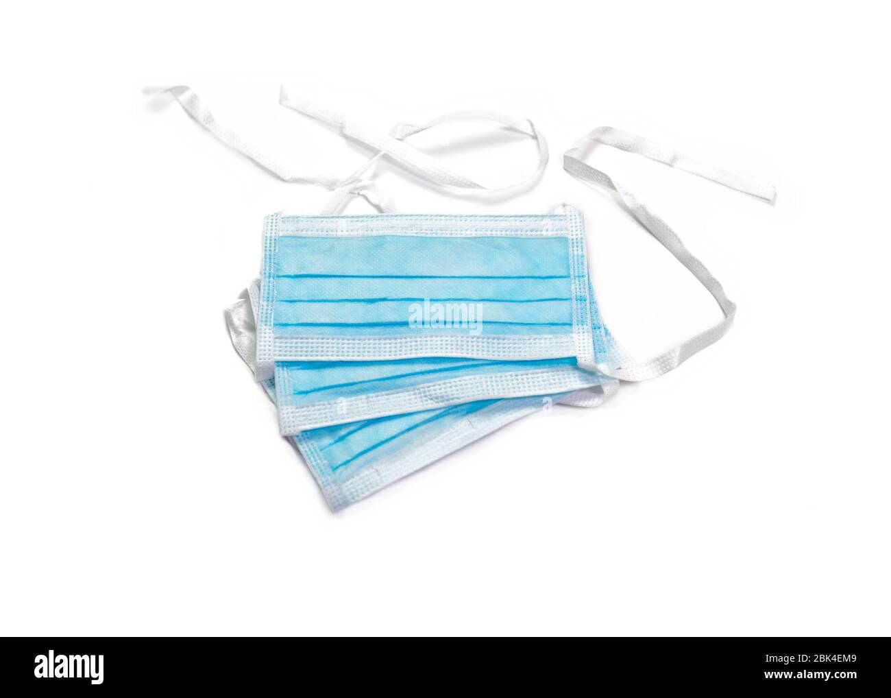maschera facciale protettiva personale blu , che si può indossare per portarvi da un virus , isolata su sfondo bianco Foto Stock
